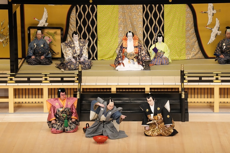 夜の部『義経腰越状』（前）左より、伊達次郎=中村種之助、五斗兵衛盛次=尾上松緑、錦戸太郎=坂東亀蔵（後）左より、泉三郎忠衡=河原崎権十郎、九郎判官義経=中村萬壽 ／(C)松竹