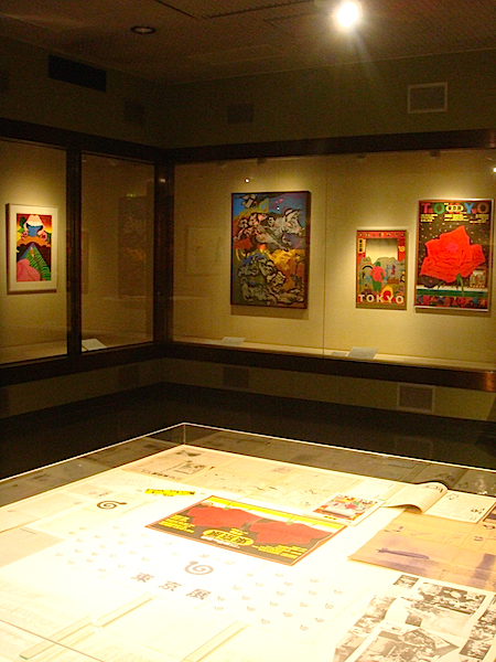 粟津潔が手がけたポスターや、『東京展』開催時の資料も展観