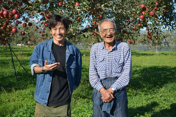 （左から）屋良朝幸、木村秋則氏