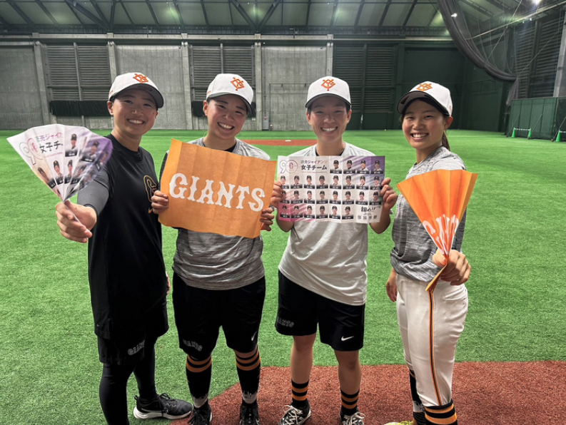 読売ジャイアンツ女子チーム 対 阪神タイガースWomen 応援ハリセンを無料配布