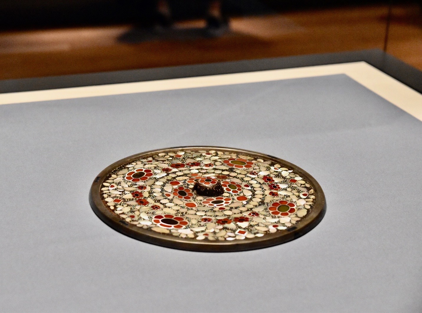 正倉院宝物《平螺鈿背円鏡》　中国・唐時代　8世紀　正倉院蔵　前期展示