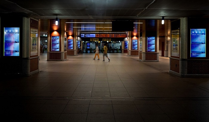 JR横浜駅中央通路＆南改札で映し出されるデジタルサイネージ