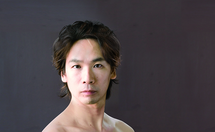 久保綋一芸術監督。バレエを通じて日本文化を世界へと奮闘している。2015年には文化庁芸術祭賞の新人賞を受賞