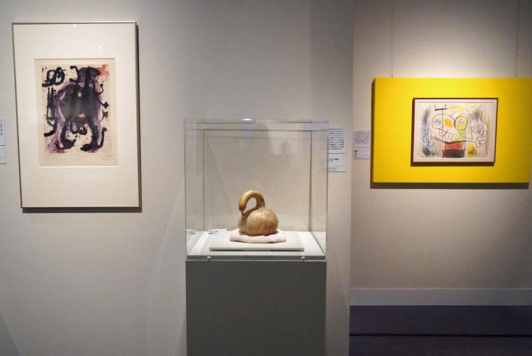 左：ジュアン・ミロ《すもう》※3月14日まで公開　1967年　東京藝術大学大学美術館　中央：《ジュアン・ミロからの贈物（ミロのカラバサ）》1976年贈呈　富山県美術館　右：ジュアン・ミロ《無題》1966年頃　富山県美術館