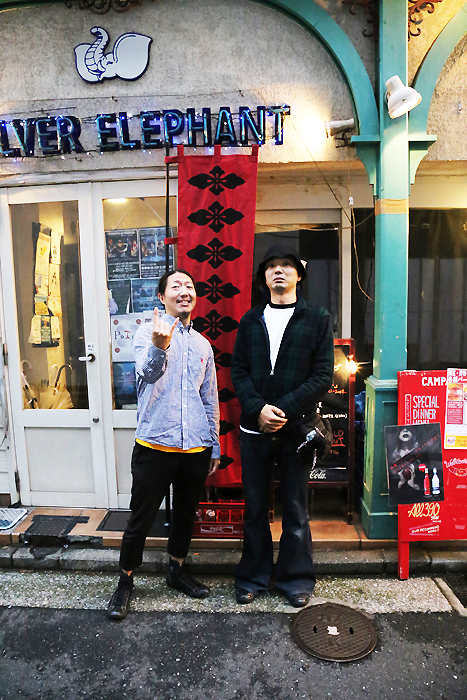 シルバーエレファント前で栗谷秀貴＆高木大地