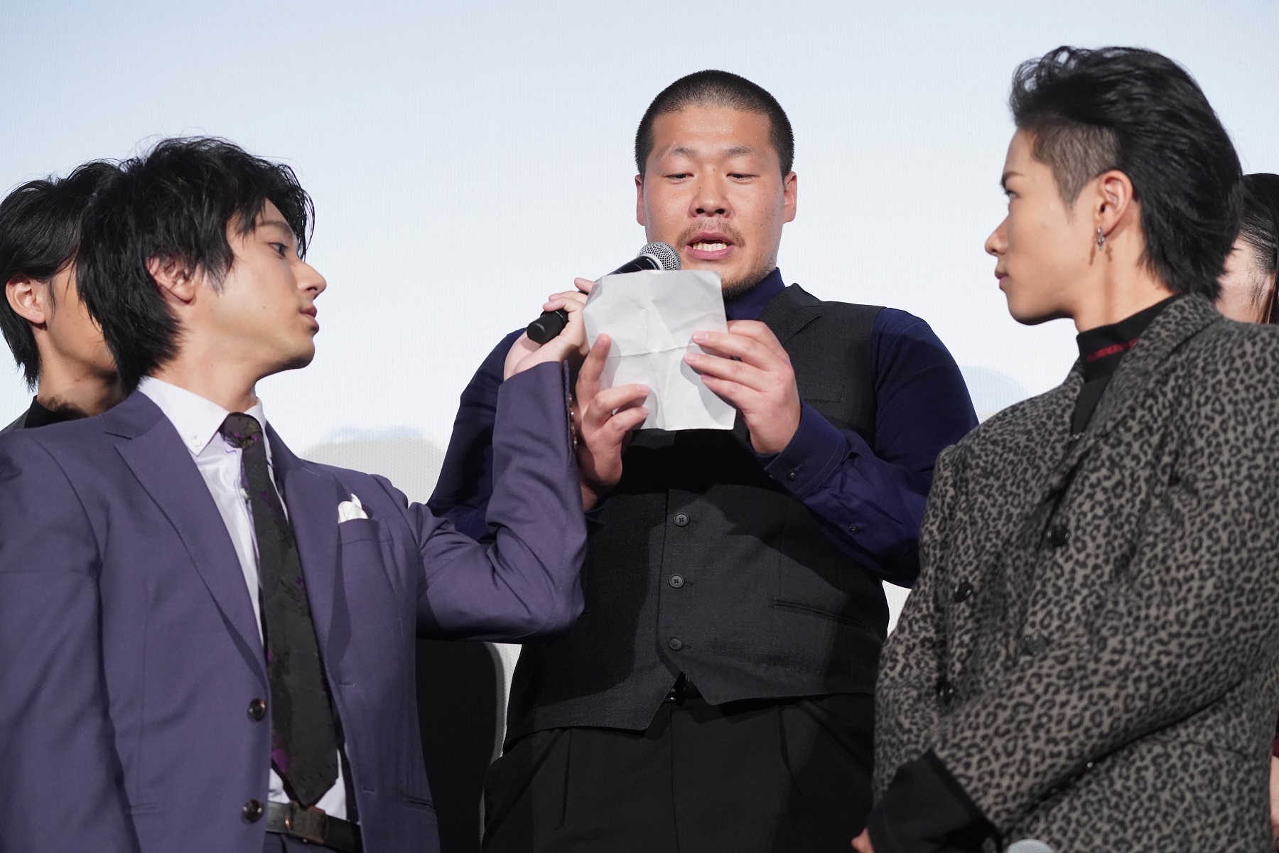 鈴木貴之からのメッセージを読み上げる一ノ瀬ワタル