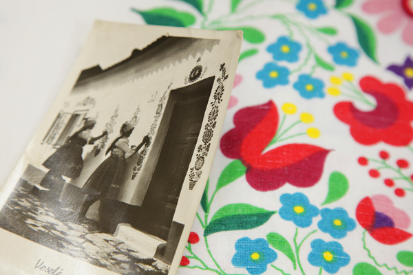 家の壁に伝統柄をペイントする女性たちの写真絵葉書