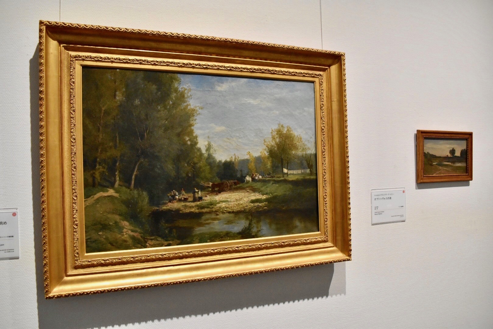 左：シャルル＝フランソワ・ドービニー　《リヨン近郊ウランの川岸の眺め》　1848年　カルカッソンヌ美術館蔵　右奥：同画家　《オプトゥヴォスの池》　1849年頃　ランス美術館蔵