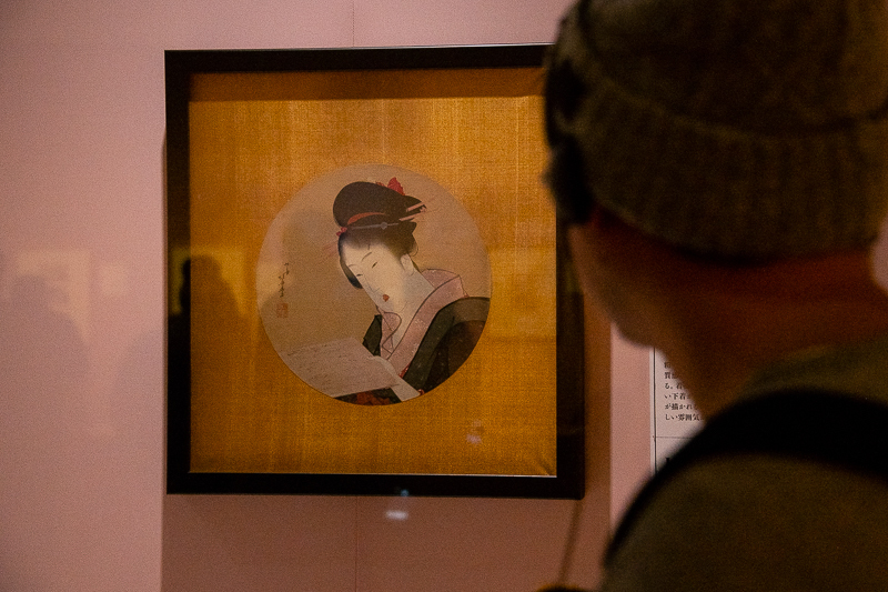 《円窓の美人図》文化2年（1805）頃　シンシナティ美術館 通期展示