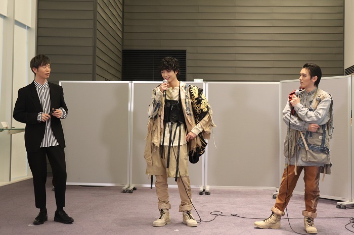 『オレステスとピュラデス』（左から）杉原邦生、鈴木仁、濱田龍臣