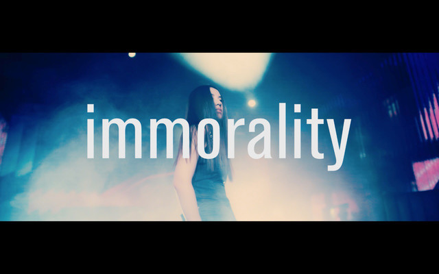 阿部真央「immorality」ミュージックビデオのワンシーン。