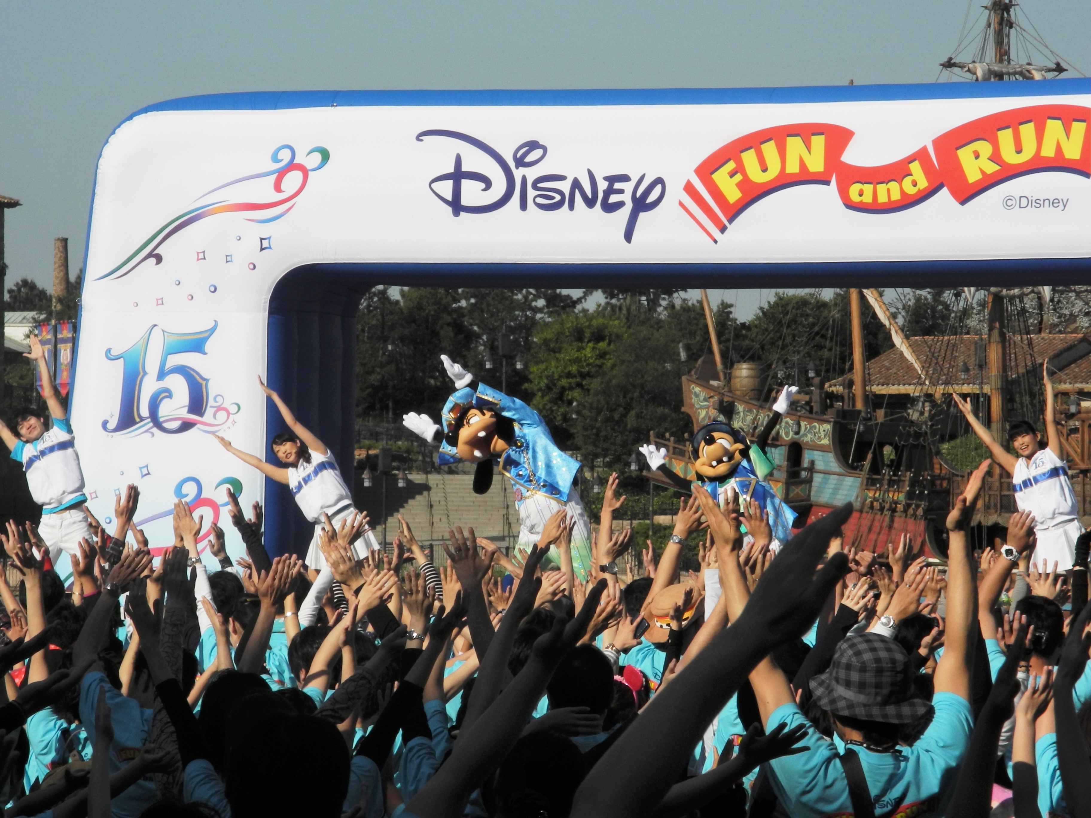 準備運動もノリノリ ©Disney