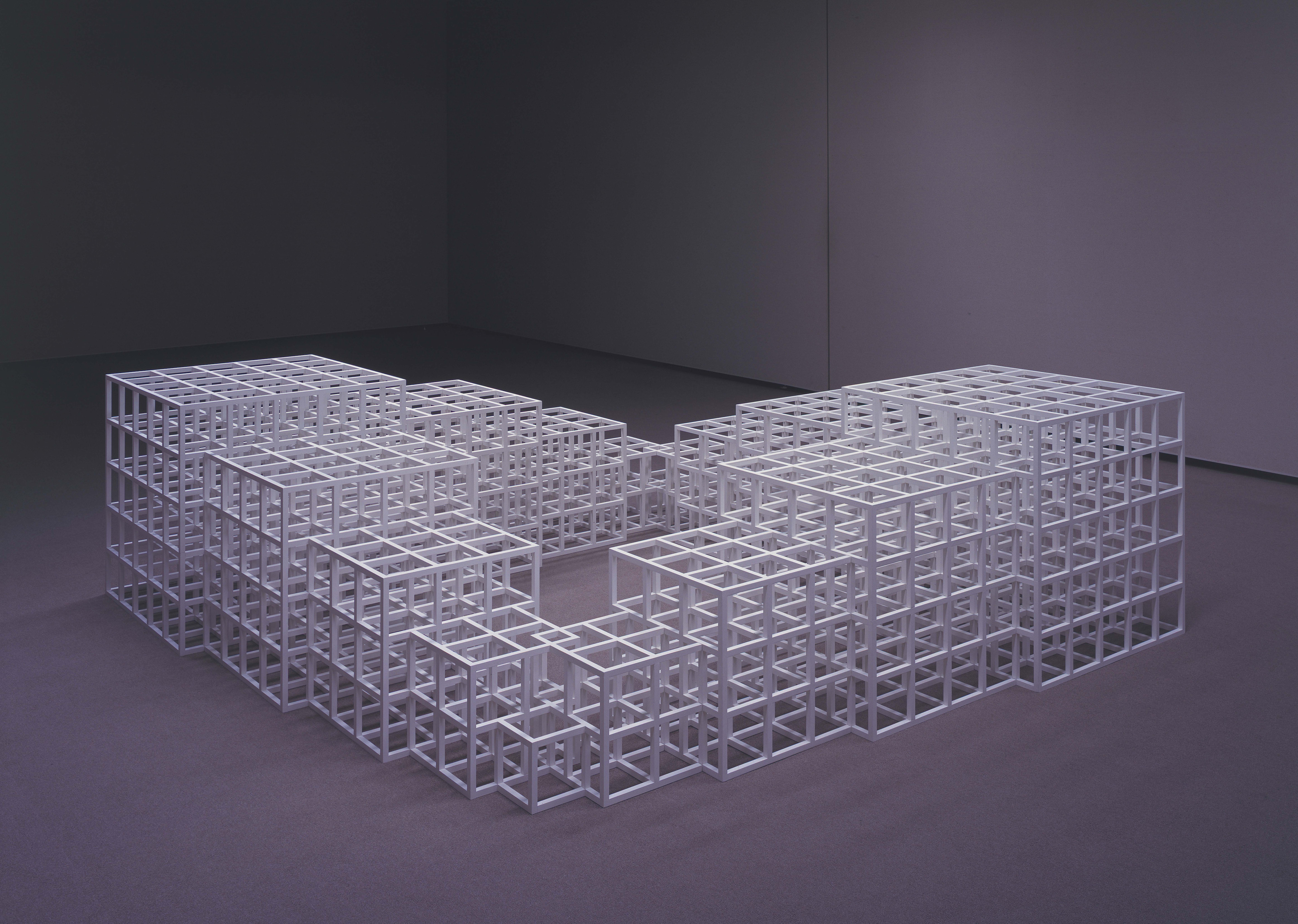 ソル・ルウィット「ストラクチャー（正方形として1、2、3、4、5）」1978－80年 滋賀県立美術館    (c)2021 The LeWitt Estate