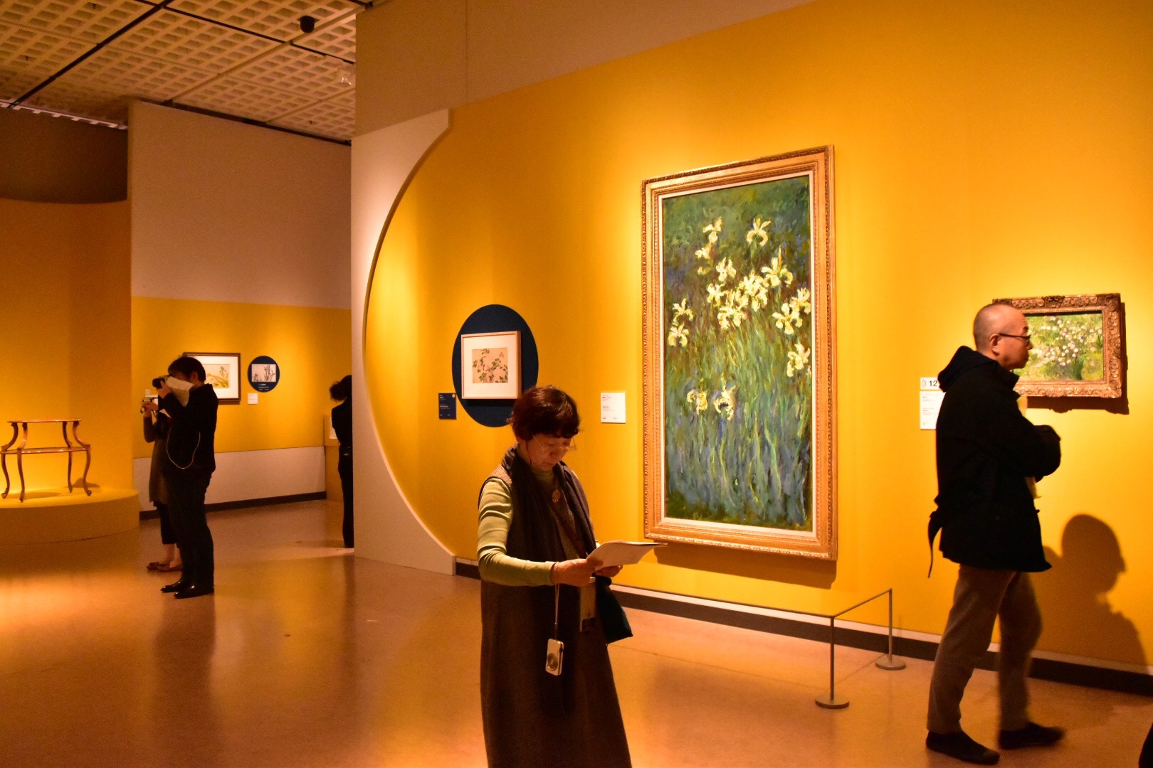 会場風景　写真中央：クロード・モネ《黄色いアイリス》1914-17年頃　国立西洋美術館