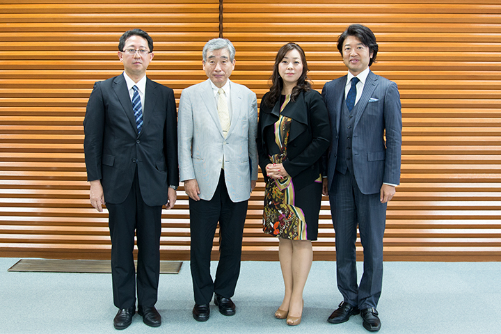 左から）山口毅（事務局長兼企画制作部長）、中山欽吾（理事長）、木下美穂子（ソプラノ）、成田博之（バリトン） Photo：M.Terashi/TokyoMDE