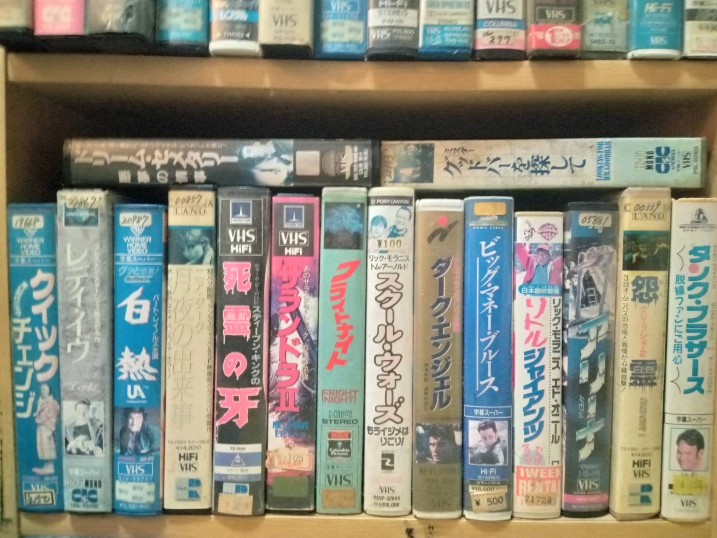 鎌田順也提供の自宅VHS棚写真