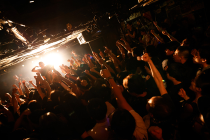 すべてはつながっているーーBRAHMAN、30年の時を経て再び颱風一家と対バン、初ライブの日・同じ下北沢シェルターで新たに始まった物語