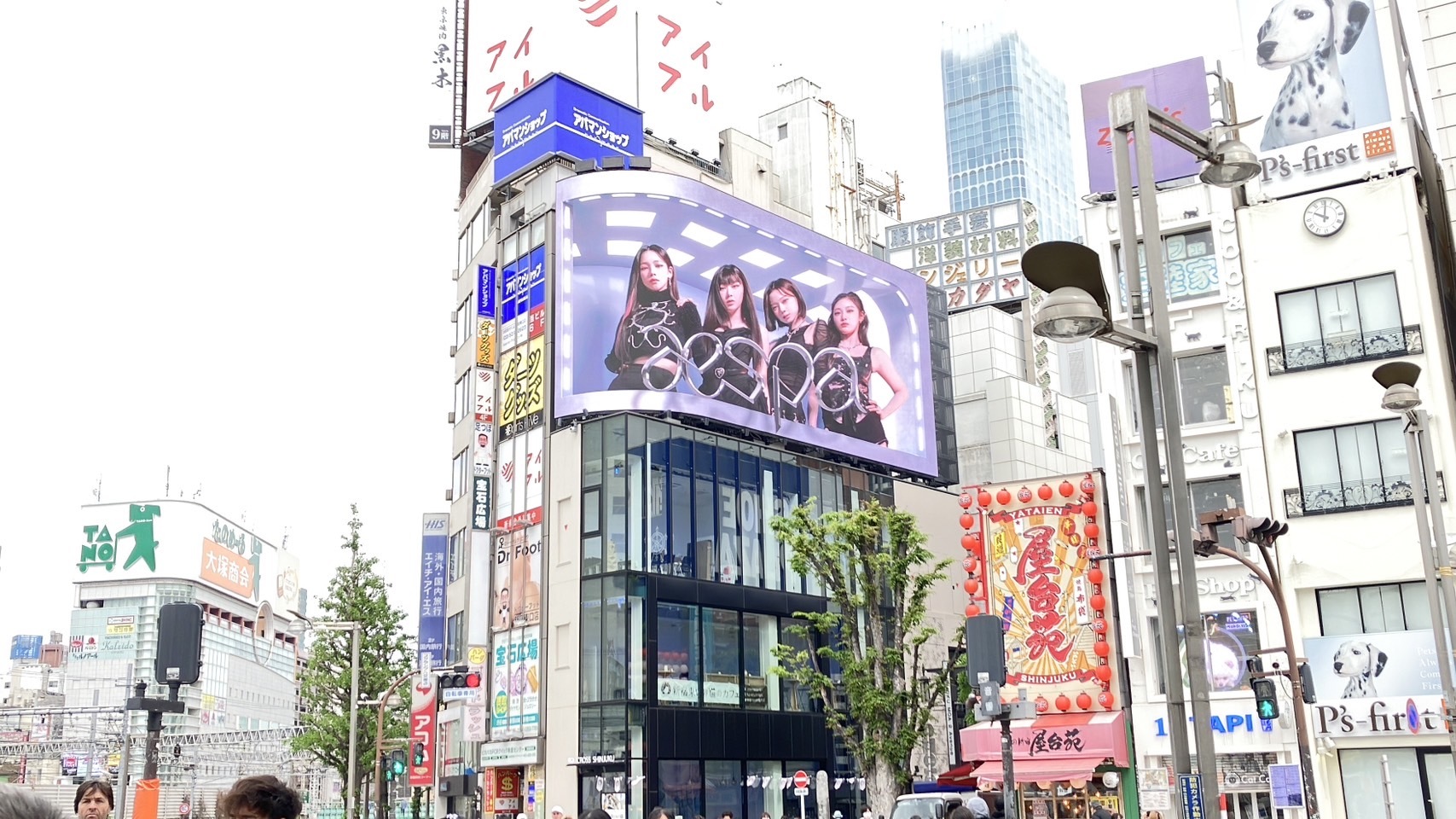 aespaが映し出された新宿の3D広告