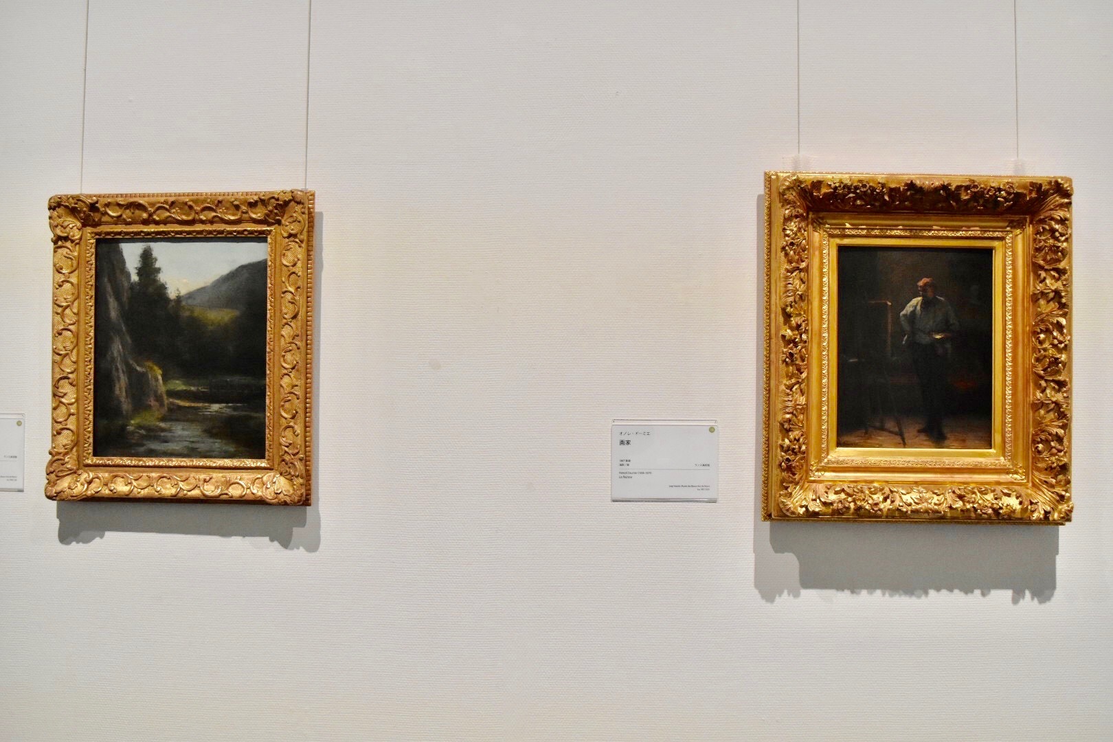 左：ギュスターヴ・クールベ　《岩壁、モミの木、小川》　ランス美術館蔵　右：オノレ・ドーミエ　《画家》　1867年頃　ランス美術館蔵　