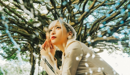 ReoNa、新曲「ガジュマル 〜Heaven in the Rain〜」のミュージックビデオを公開