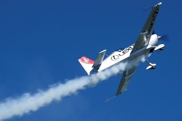 「レッドブル・エアレース」に参戦中の日本人パイロット・室屋義秀によるフライトパフォーマンスも (c)Taro Imahara TIPP