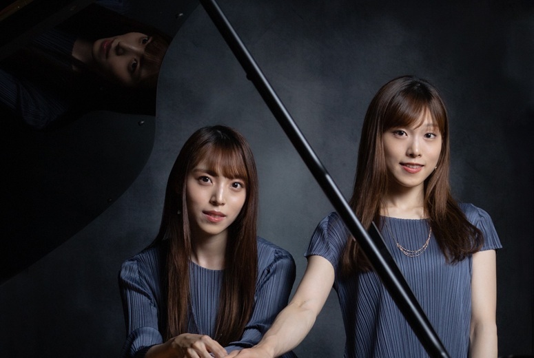坂本リサ、坂本彩（左より） 　(C)Felipe Araya