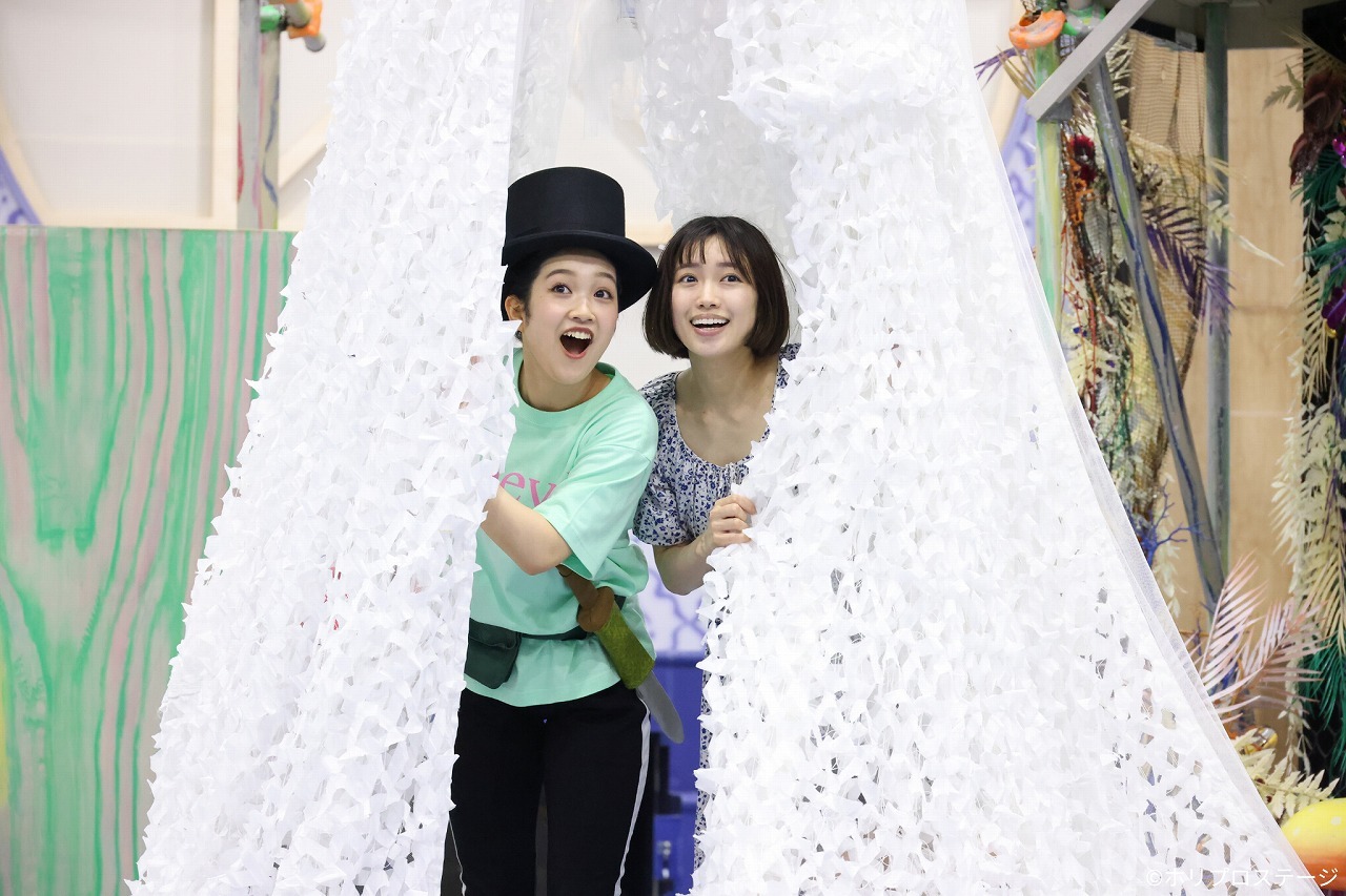 （左より）ピーター・パン役：山﨑玲奈、ウェンディ役：山口乃々 　　　　　　　　　撮影：宮川舞子