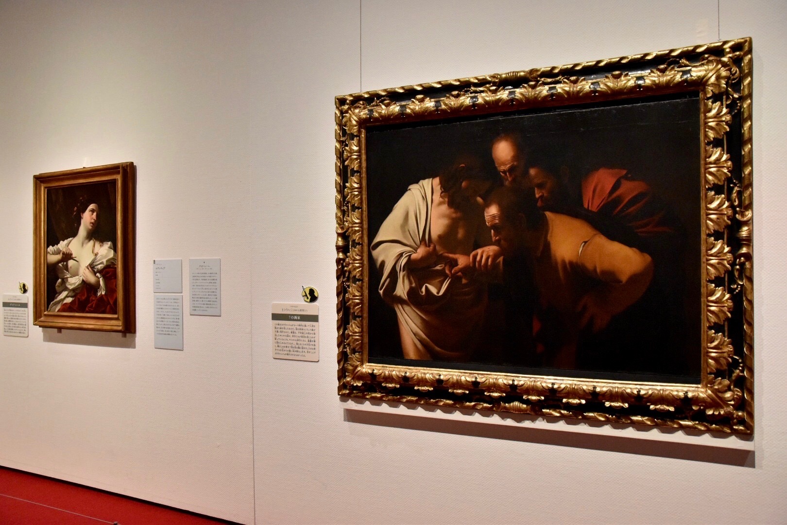 右：17世紀前半の不詳画家《聖トマスの不信（カラヴァッジョ作品からの模写）》1610年頃-66年（ウフィツィ美術館蔵）、左奥：グイド・レーニ《ルクレティア》（個人蔵）