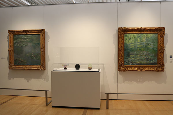 睡蓮をモチーフにしたガレの作品をポーラ美術館所蔵のモネの絵画とともに展示した空間も