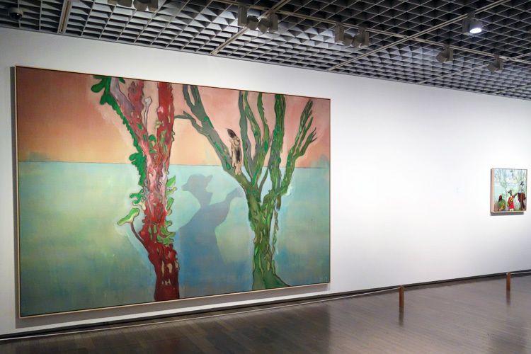 左：《二本の樹木（音楽）》2019　水性塗料、麻　240x360cm　作家およびマイケル ヴェルナー ギャラリー、ニューヨーク／ロンドン、右：《音楽（二本の樹木）》2019　水性塗料、麻　70x81.5cm　作家蔵
