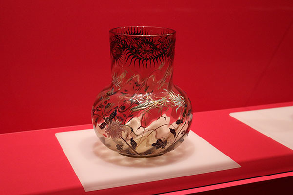 《菊にカマキリ文花器》（1884～1904年、ポーラ美術館蔵）
