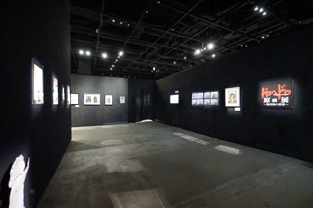 黒い壁に原画が並ぶストイックな展示空間