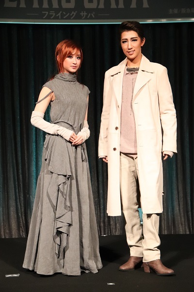 （左から）星風まどか、真風涼帆