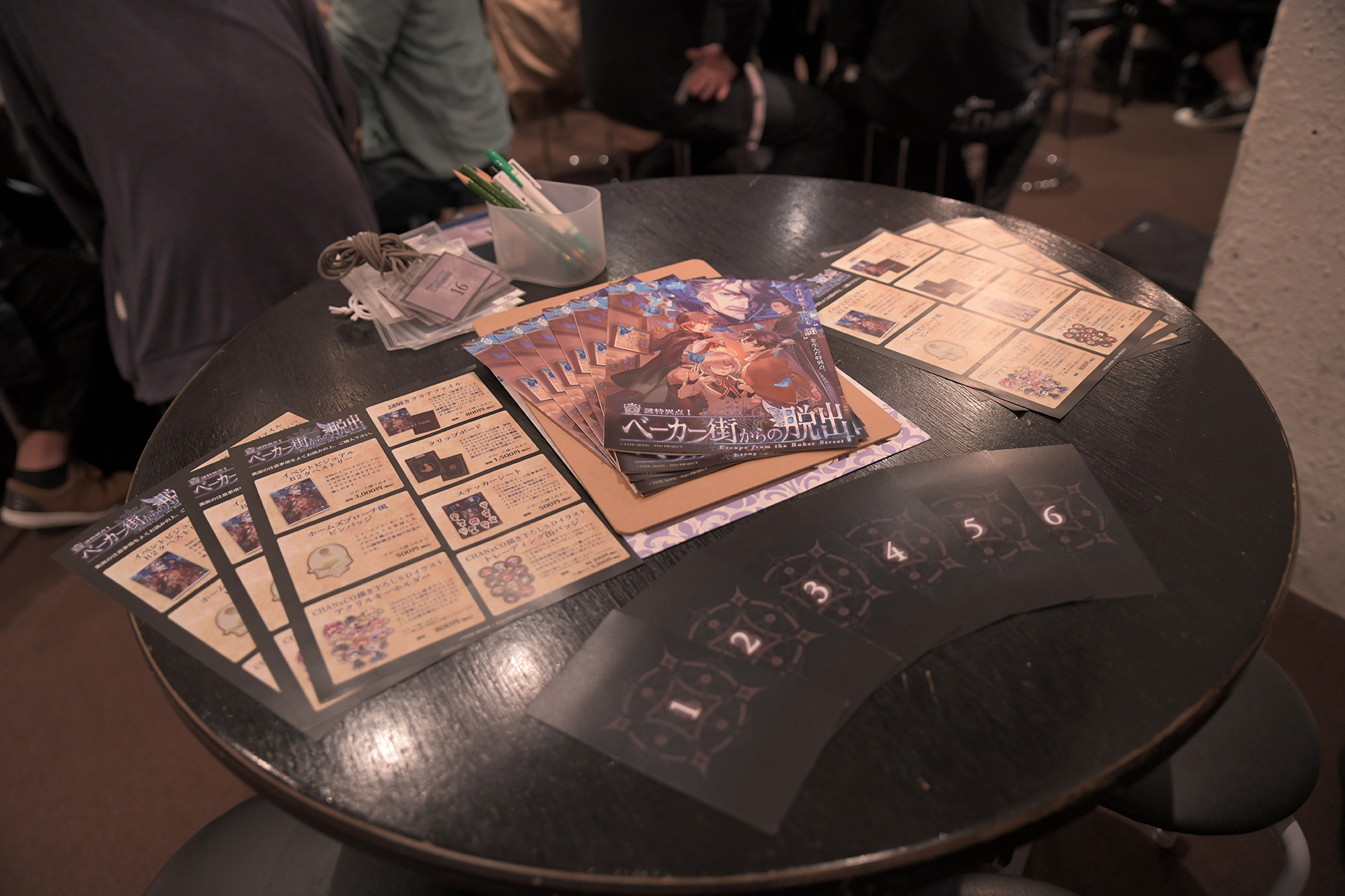 テーブル上にはゲームのパンフレットとサーヴァント召喚カードがプレイヤーを待っている。誰が自分のサーヴァントになるかはゲームが始まってからのお楽しみだ