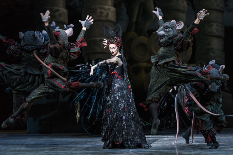 ロイヤル・バレエ『眠れる森の美女』Christina Arestis as Carabosse and artists of The Royal Ballet in The Sleeping Beauty, The Royal Ballet