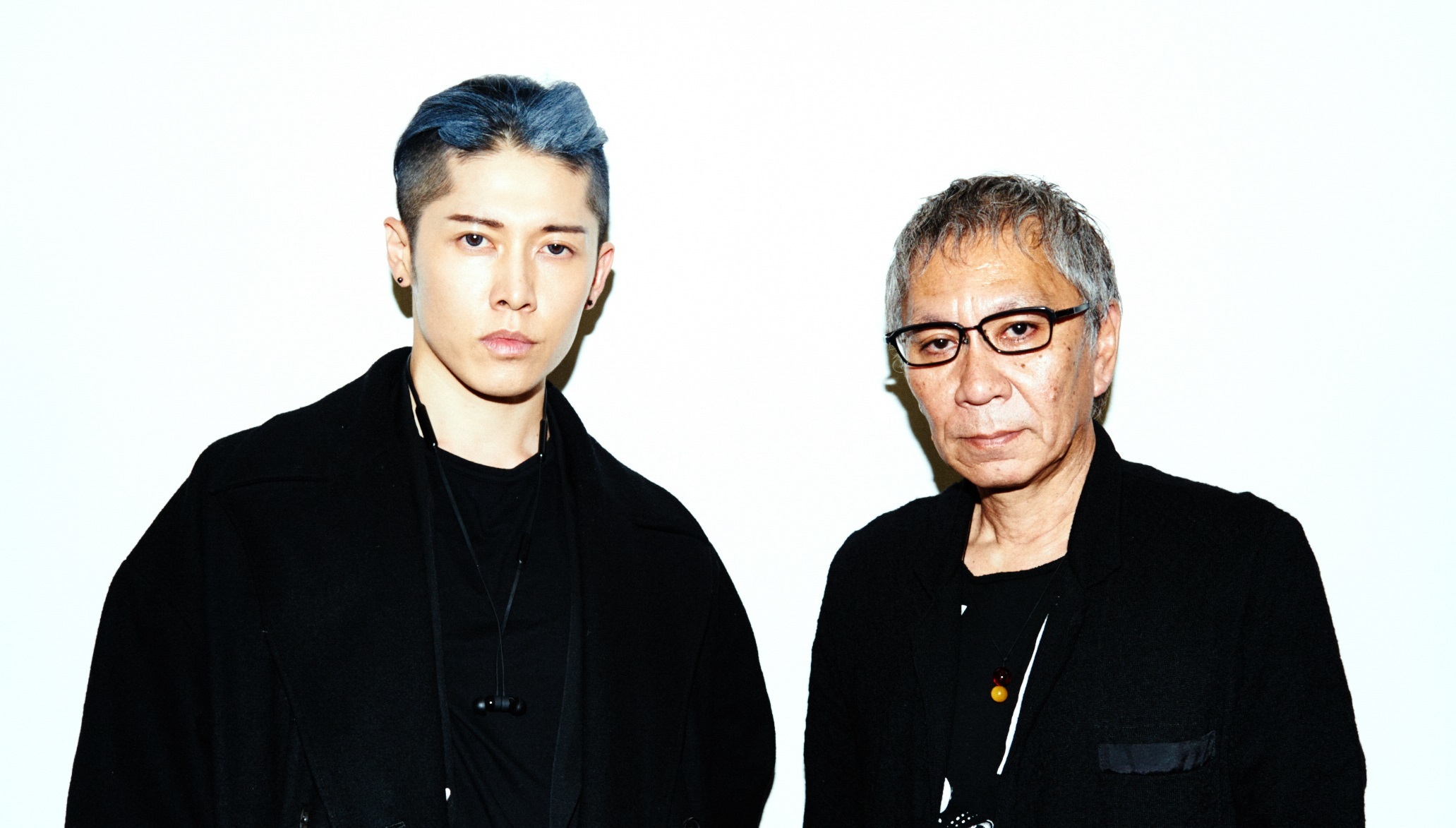 左から、MIYAVI、三池崇史監督