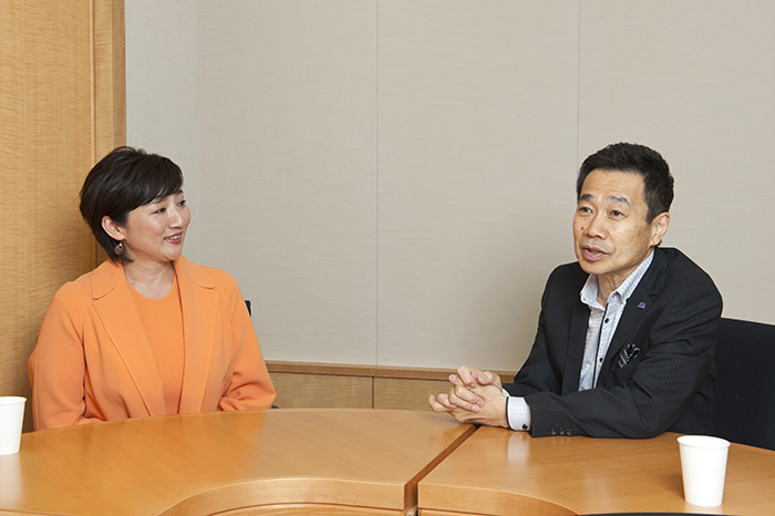 （左から）松下由樹・三宅裕司