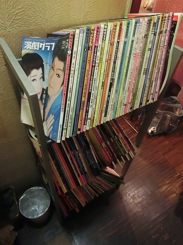 店の隅に大衆演劇雑誌のバックナンバーがずらり。
