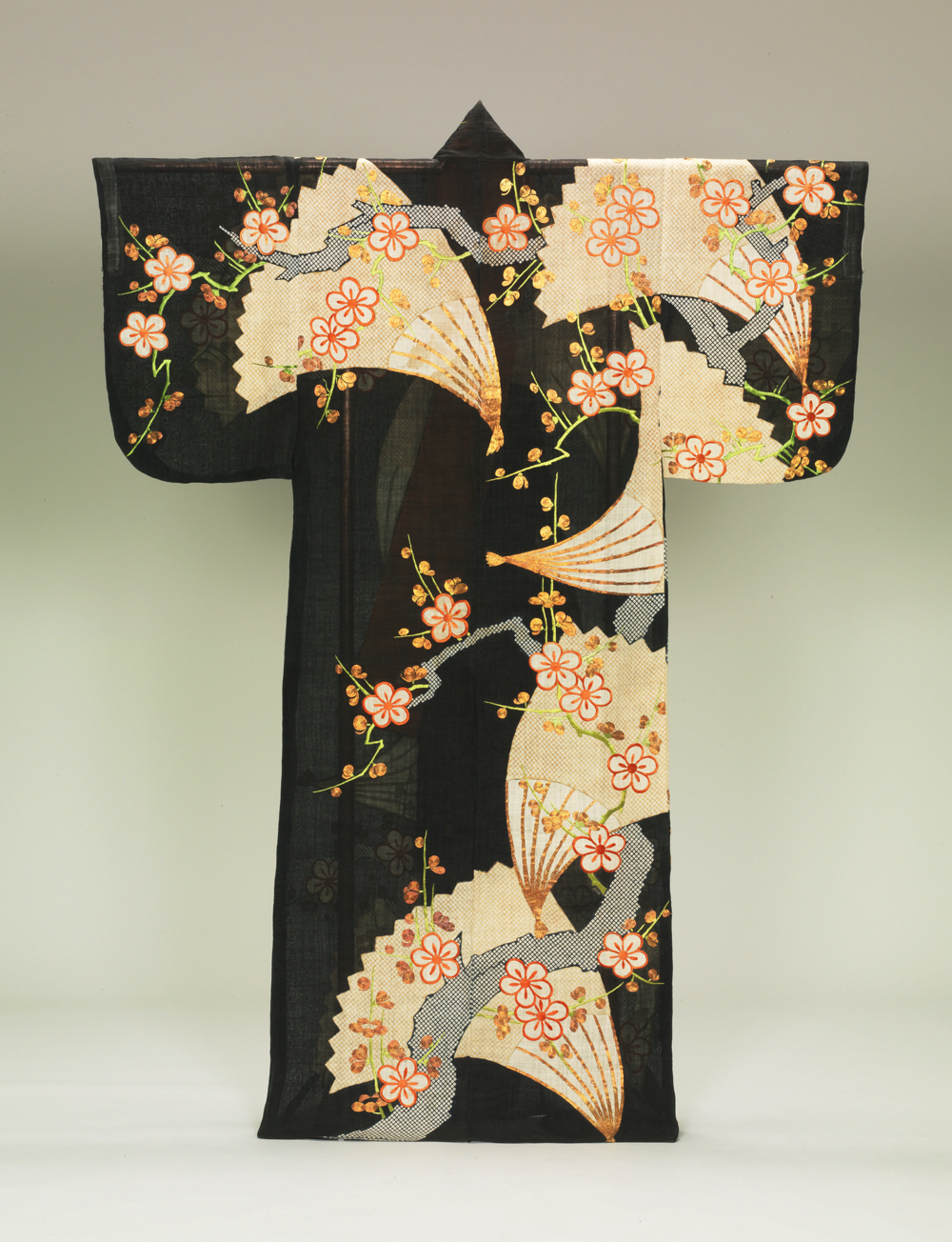 梅樹扇模様帷子　一領 江戸時代　18世紀　女子美術大学美術館