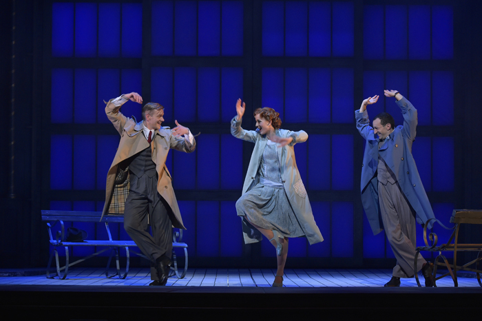 『SINGIN’ IN THE RAIN～雨に唄えば～』舞台写真