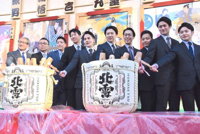 鏡開きをする中村錦之助、中村歌女之丞、中村米吉、坂東新悟、中村歌昇、尾上松也、坂東巳之助、中村種之助、中村隼人、中村梅丸(左から)