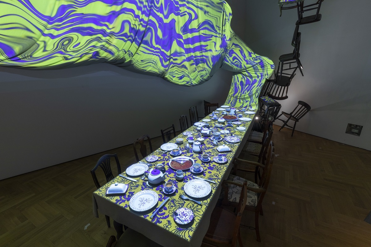 V＆Aでの展示の様子、狂ったお茶会のインスタレーション Alice Curiouser and Curiouser, May 2021, Victoria and Albert Museum Installation Image, Tea Party c