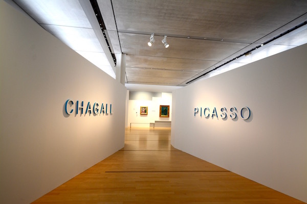 最初の展示室へのアプローチ。「PICASSO」と「CHAGALL」の文字が白い壁に映える