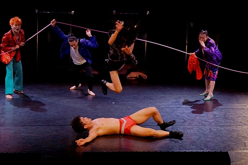  左から Aokid、Issue Park、Sato Yamada(山田暁)、 Rinnosuke(リンノスケ)、Yu Okamoto(岡本優) ／KAAT×TJP『ダンスマラソンエクスプレス(横浜⇔花巻)』撮影＝大洞博靖