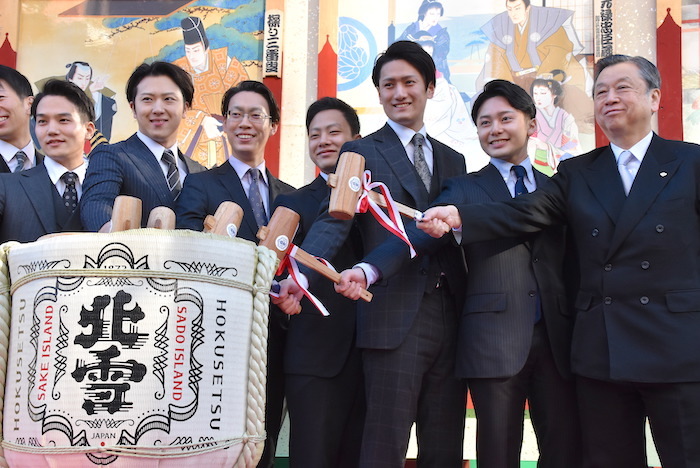 鏡開きをする中村歌昇、尾上松也、坂東巳之助、中村種之助、中村隼人、中村梅丸、松竹株式会社の安孫子正副社長(左から)