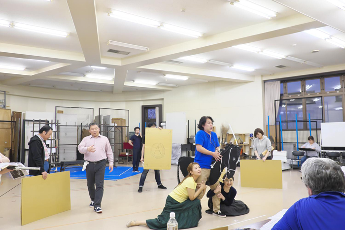 （リハーサルにて）　ダンディーニを王子と思ってすがりつく姉妹