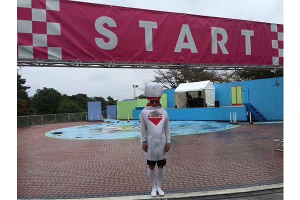 俺が一番ピンだと言わんばかりにスタート地点に立つホーク