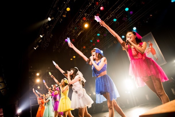 本日7月23日に行われた「『バチェロレッテは終わらない』リリース記念東名阪ツアー」東京公演の様子。（提供：日本クラウン）