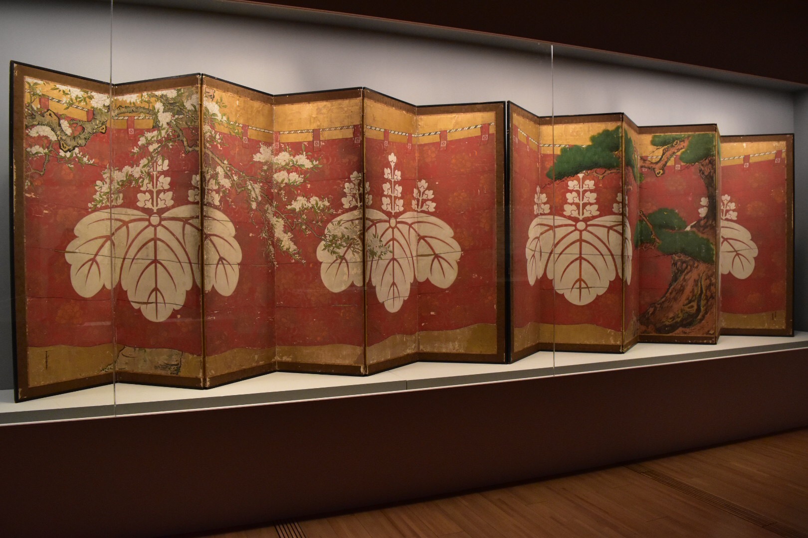 《松桜幔幕図屏風》　生駒等寿筆　江戸時代　17世紀　醍醐寺蔵