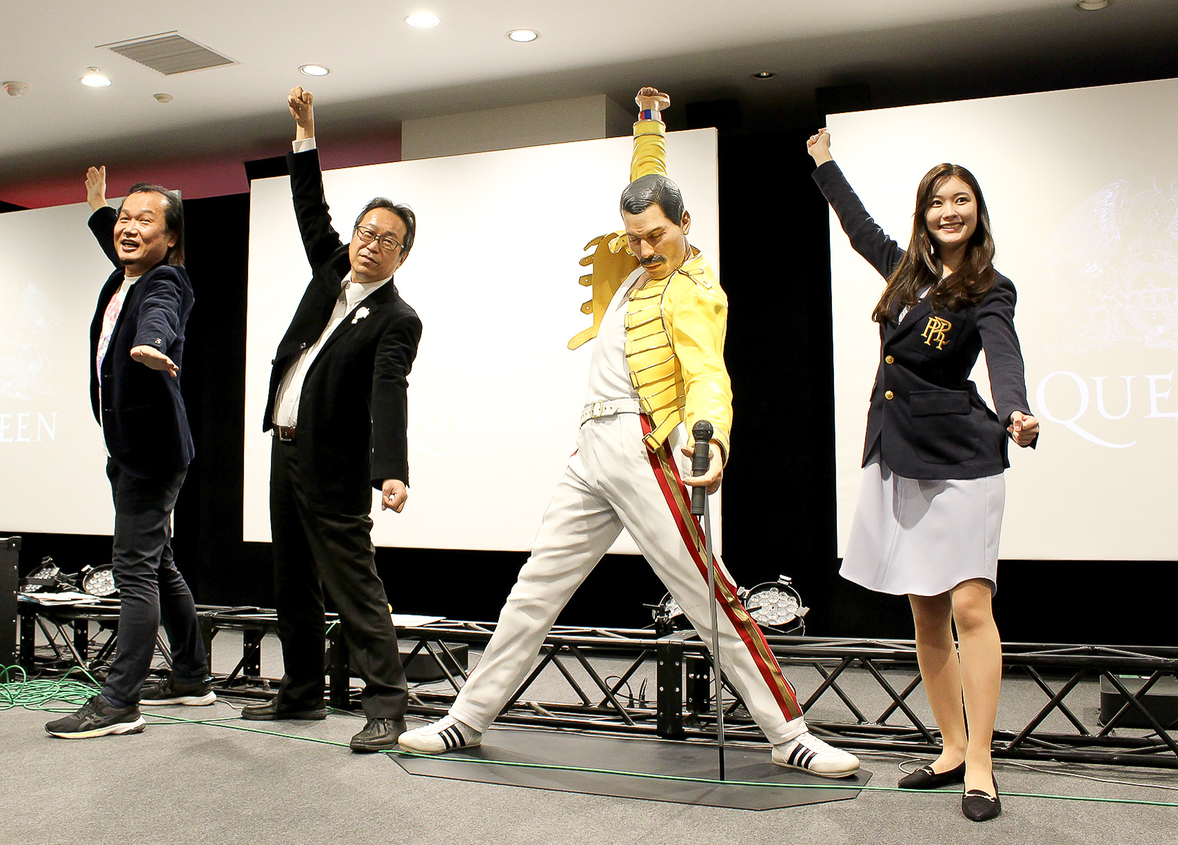 左から加美幸伸、吉田聡志、フレディのフィギュア、増田紗織